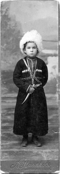 Портрет девочки Ляли в костюме терских казаков, 1908 год, Самаркандская обл., г. Самарканд