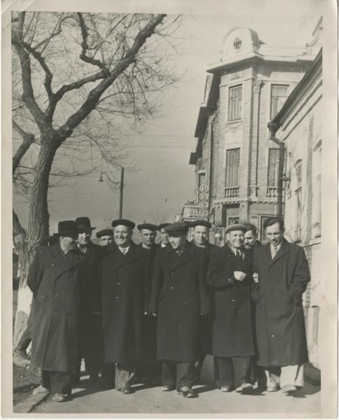 Группа мужчин на улице города, 1950-е