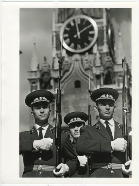 «На пост № 1», январь - октябрь 1965, г. Москва. Выставка «Главные часы государства» с этой фотографией.