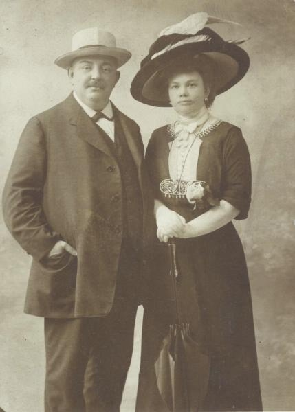Портрет мужчины и женщины, 16 июня 1911. Фотография выполнена на бланке открытого письма.