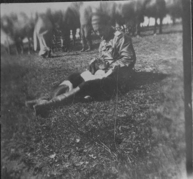 Офицер с собакой, 1914 - 1918. Из серии «Хроники жизни полевого госпиталя».