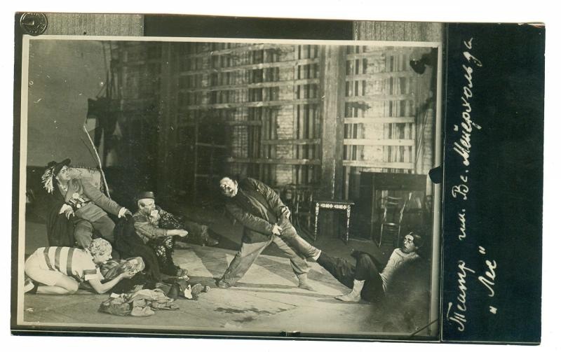 Театр имени Всеволода Мейерхольда. Сцена из спектакля «Лес», 1924 год, г. Москва. Видеовыставки:&nbsp;«Мейерхольд»,&nbsp;«Роковая актриса» с этой фотографией.&nbsp;