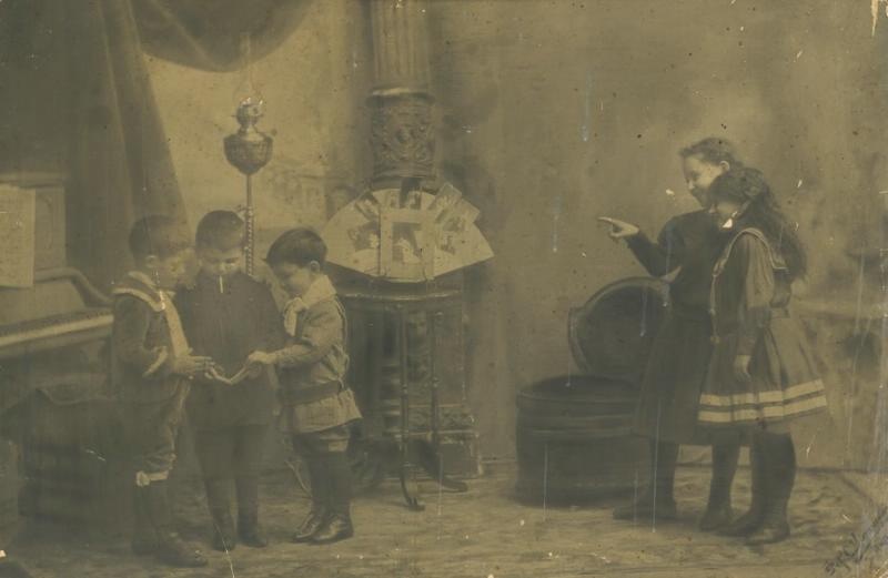 Шалящие дети. Постановочная сцена, 1910 - 1915, Екатеринославская губ., г. Луганск