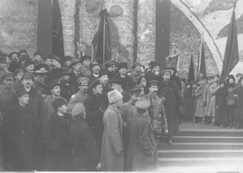 Владимир Ленин, Яков Свердлов у Кремлевской стены во время демонстрации, посвященной 1-й годовщине Октябрьской революции, 7 ноября 1918, г. Москва