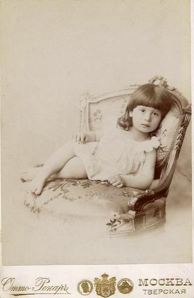 Портрет девочки в кресле, 1890-е, г. Москва. Альбуминовая печать.
