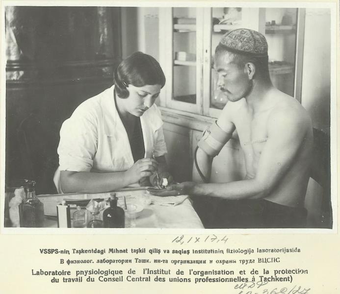 В физиологической лаборатории Ташкентского института организации и охраны труда ВЦСПС, 1935 год, Узбекская ССР, г. Ташкент