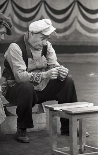 Клоун Петр Тарахно выступает в интермедии «Плотники» на манеже Московского цирка на Цветном бульваре, 1959 год, г. Москва