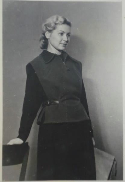 Новая модель женской безрукавки из шерсти с отделкой из искусственной кожи, 19 октября 1953, г. Москва
