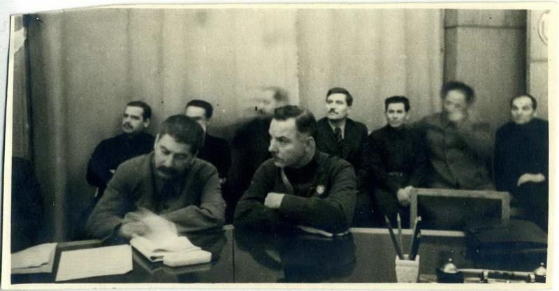 Иосиф Сталин и Климент Ворошилов на заседании, 1930 - 1937