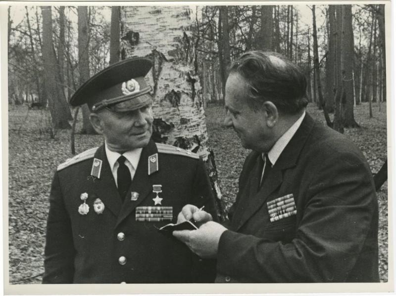 В.А. Темин беседует с полковником, 1970-е