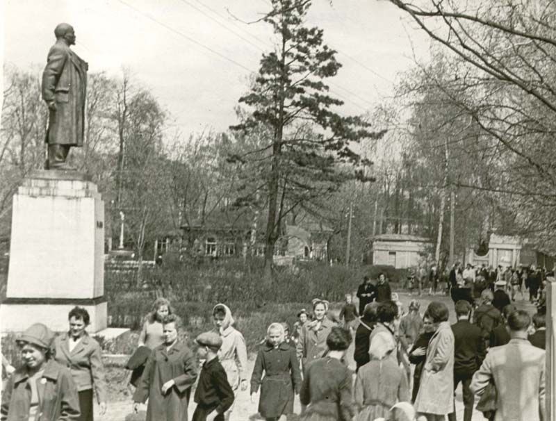 Гуляние в Парке культуры и отдыха в день открытия, 24 мая 1964, г. Череповец. Выставка «Парк собирает друзей» с этой фотографией.&nbsp;