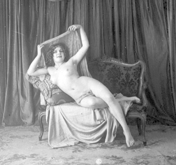 Обнаженная, полулежащая на диване, 1890 - 1909