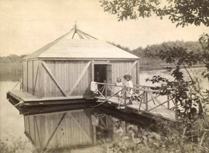 Девочки у купальни, 1885 - 1899
