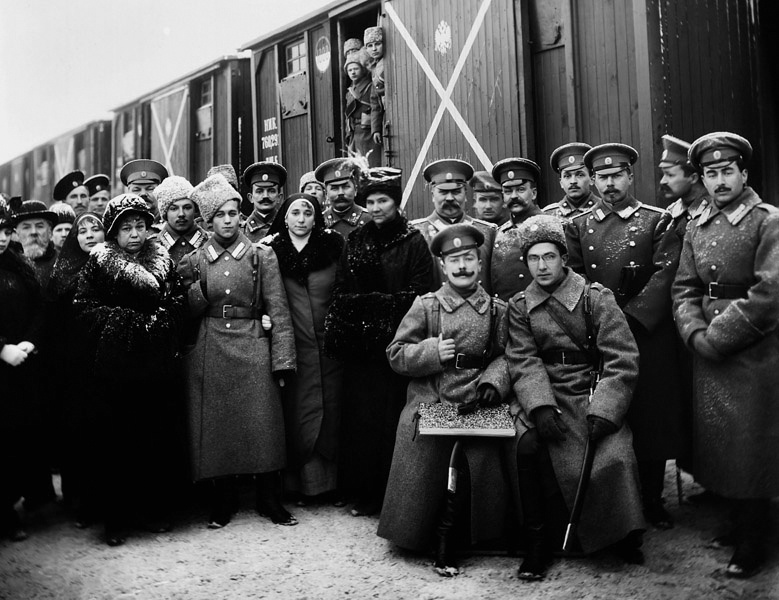 Офицеры и солдаты на вокзале перед отправкой на фронт, 1916 год, г. Петроград. Выставка «Вокзалы: встречи и расставания» с этой фотографией.