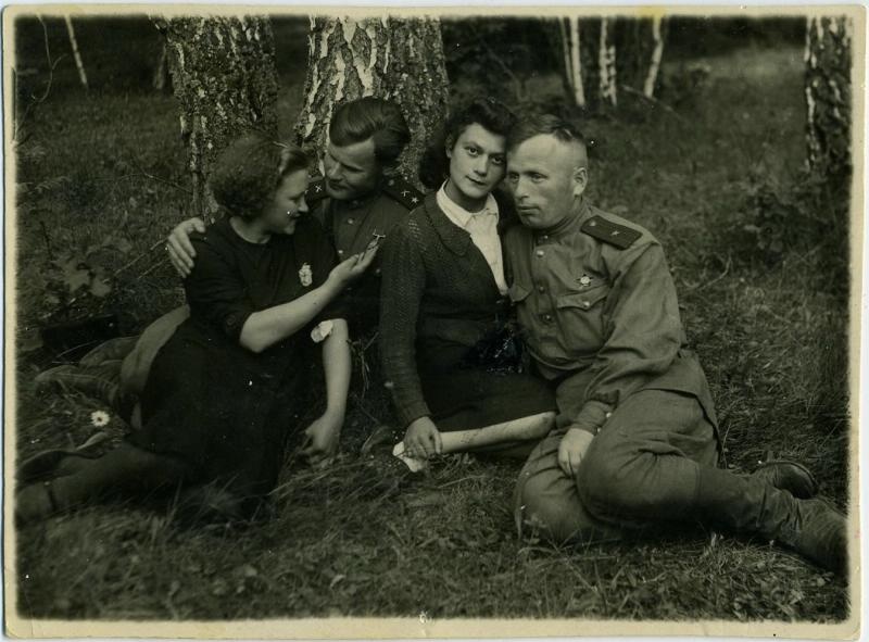 Две пары у березы, июнь 1943. Выставка «Узники военных мгновений» с этой фотографией.