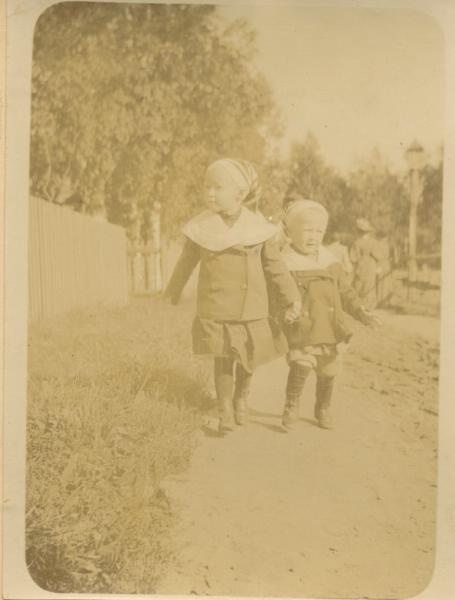 Дети на прогулке, 1900-е
