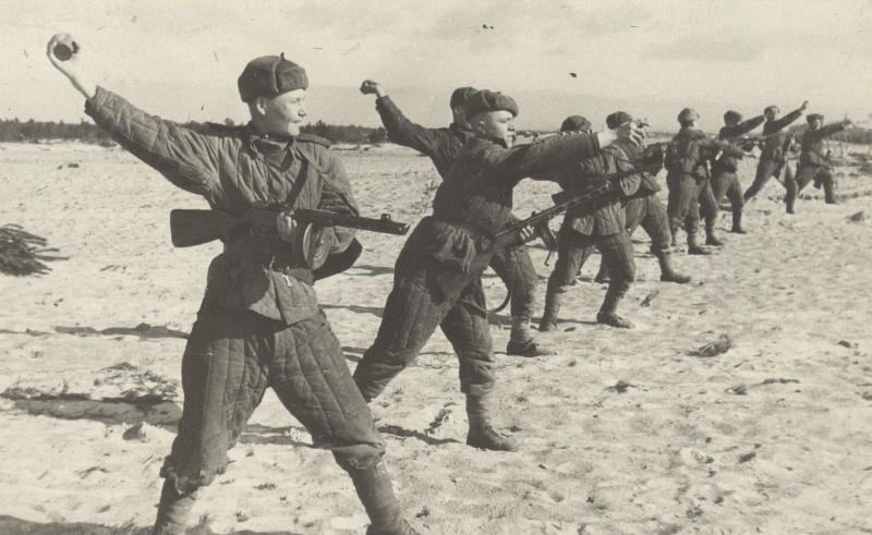 Бойцы лейтенанта М. И. Гурского учатся на ходу бросать гранаты, 1943 - 1945
