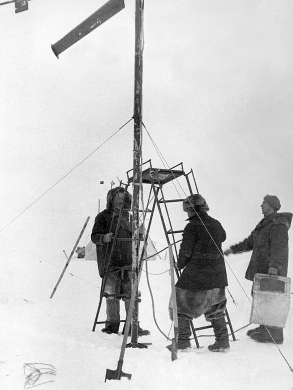 Э.Т.Кренкель, И.Д.Папанин и Е.К.Федоров за перестановкой ветроэлектрического агрегата «ПД-3», 1937 год