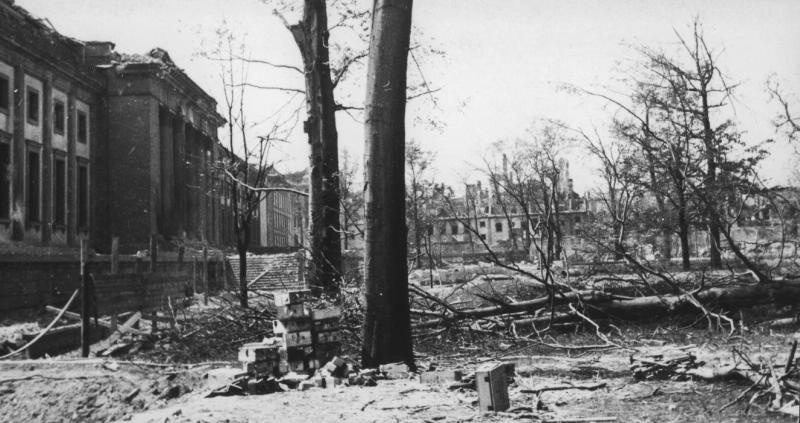 Разрушенное здание Рейхсканцелярии и сад, где находился бункер Гитлера и было зарыто его тело после самоубийства, 2 - 10 мая 1945, Германия, г. Берлин