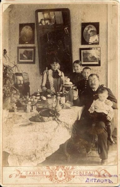 Семья за праздничным столом, 1910-е