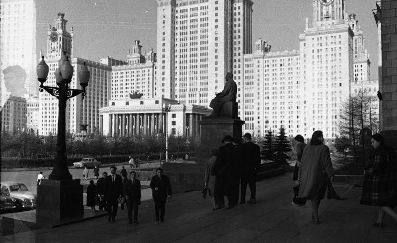У входа в здание Московского университета, 1963 - 1964, г. Москва