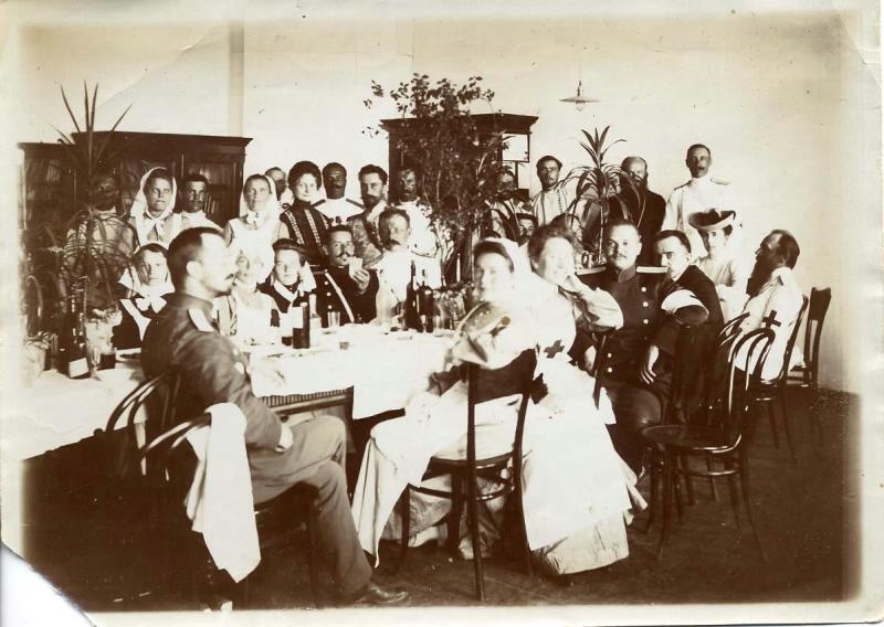 За праздничным столом, 1910-е