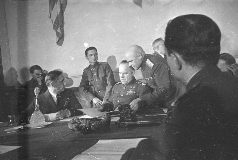 Маршал Георгий Жуков во время подписания акта о капитуляции Германии, 7 - 8 мая 1945, Германия, г. Берлин