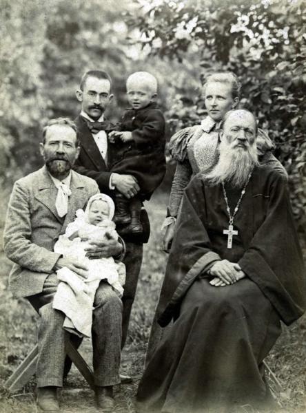 Портрет семьи фотографа Павла Ивановича Левинского со священником, 27 июля 1897. Выставка «Семейный портрет» с этой фотографией.