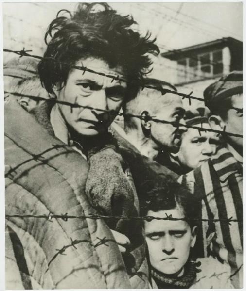 Узники фашистских концлагерей, 1945 год. Выставка «Холокост» с этой фотографией.&nbsp;