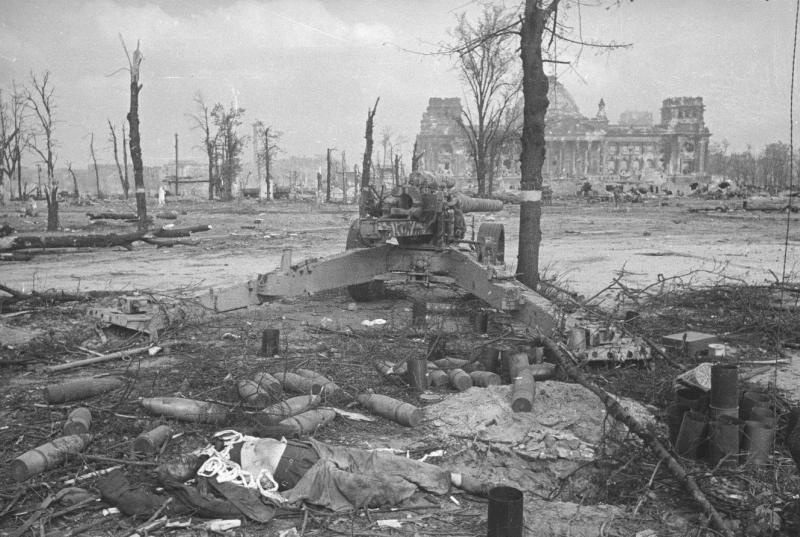 Рейхстаг после битвы за Берлин, 1945 год, Германия, г. Берлин