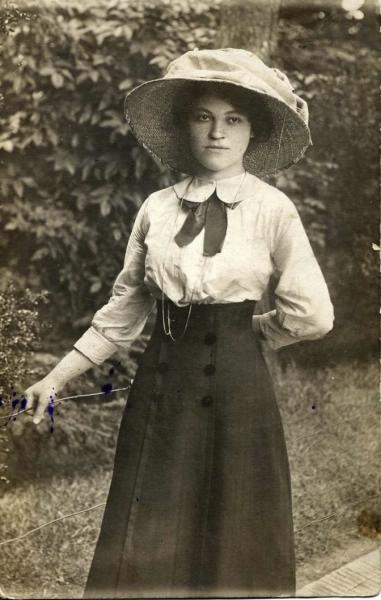 Портрет девушки, 1915 - 1917