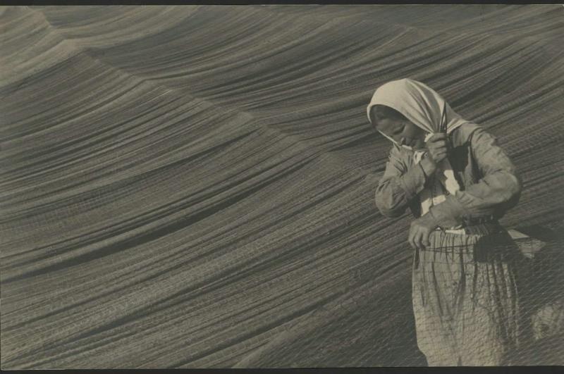 Починка сетей на Волге, 1934 год. Выставка: «10 лучших фотографий Михаила Прехнера» с этой фотографией.