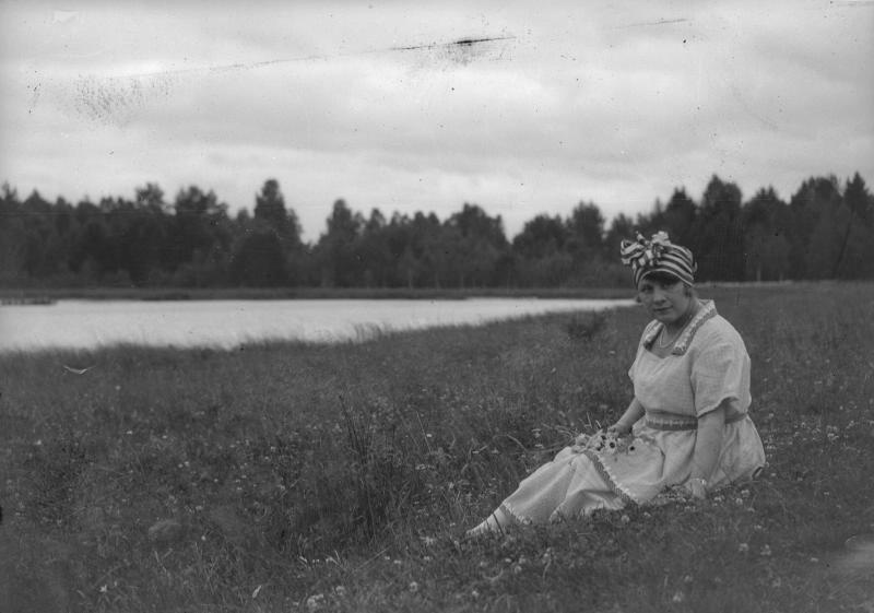 Женщина на берегу водоема, 1920-е