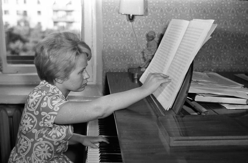 Композитор Александра Пахмутова за фортепиано, 1957 год, г. Москва. Видеовыставка «Комсомолу 100»&nbsp;и выставка «Чтобы песня пелась!» с этой фотографией.