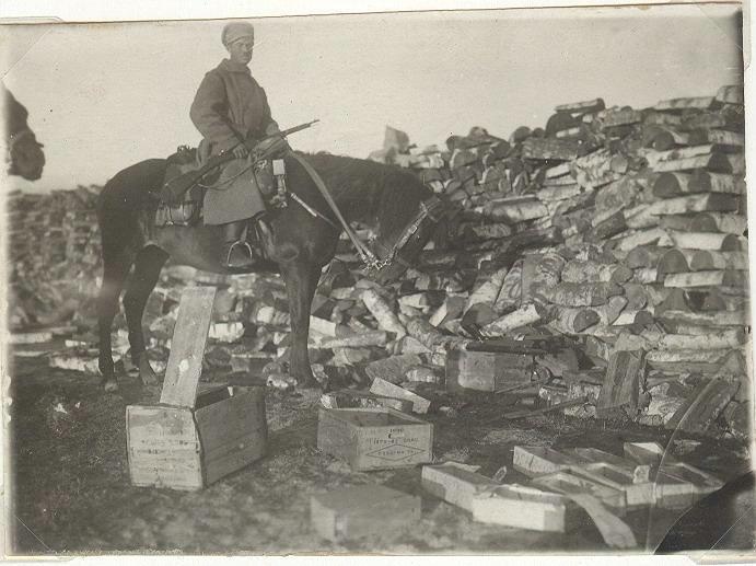 Красный кавалерист у дровяной баррикады, 1918 год, г. Казань