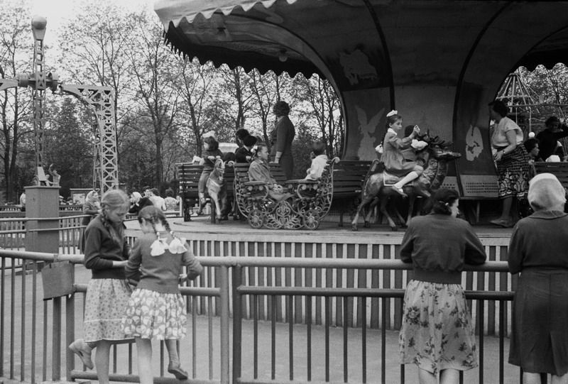 Карусель в парке им. Калинина, 1960 - 1964, г. Калининград. Выставка «Сто лет на карусели» с этой фотографией.