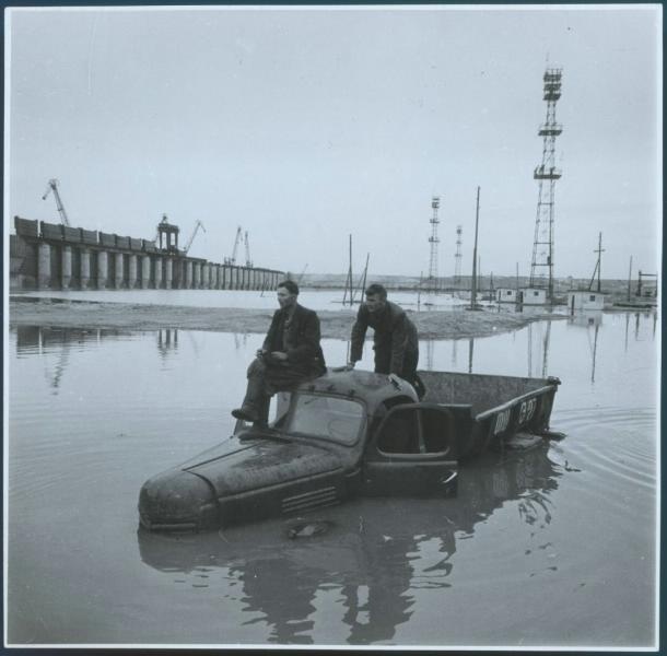 Каховская ГЭС, 1950-е, Украинская ССР. Мужчины стоят на грузовике ЗИС-150.