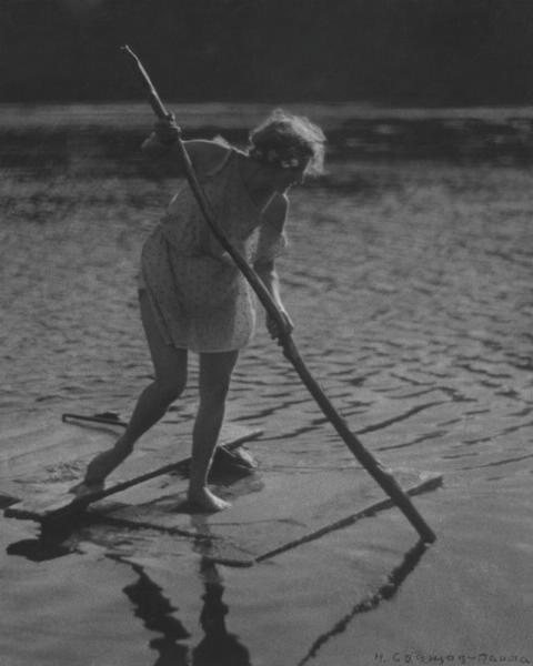 На плоту, 1920-е. Выставка «...только вряд найдете вы в России целой три пары стройных женских ног» с этой фотографией.