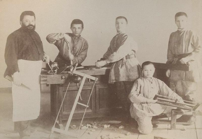Воспитанники Рукавишниковского исправительного приюта в столярной мастерской, 17 - 29 июня 1890, г. Москва