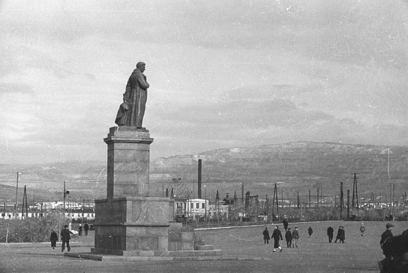 Вид из города на гору Магнитную (3-я часть панорамы), 1937 год, г. Магнитогорск. Видео «Магнитка» с этой фотографией.