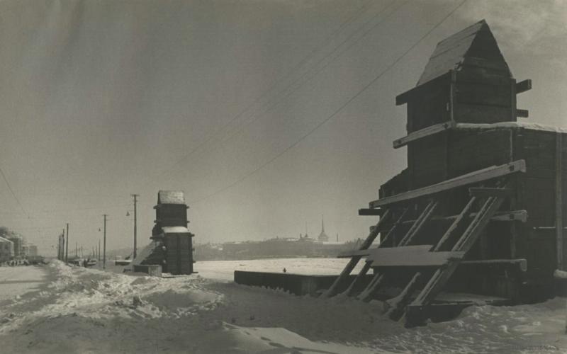 Сфинксы, 1943 год, г. Ленинград. Скульптуры спрятаны в деревянные постройки.