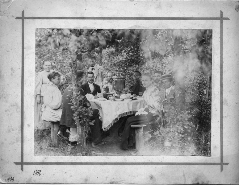 Чаепитие в саду в деревне Орешково, 1896 год