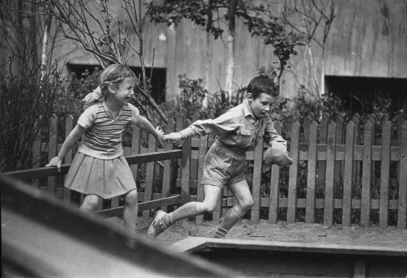 «Отнял», 1970-е. Выставки&nbsp;«Детские забавы ушедшей эпохи»,&nbsp;«На площадке»&nbsp;и «Быть девочкой» с этой фотографией.