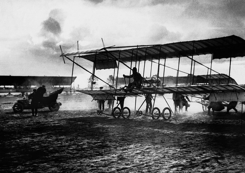 Старт аэроплана «Фарман» на Коломяжском ипподроме, 1910 год, г. Санкт-Петербург. Видеовыставка «Михаил Громов» с этой фотографией.&nbsp;