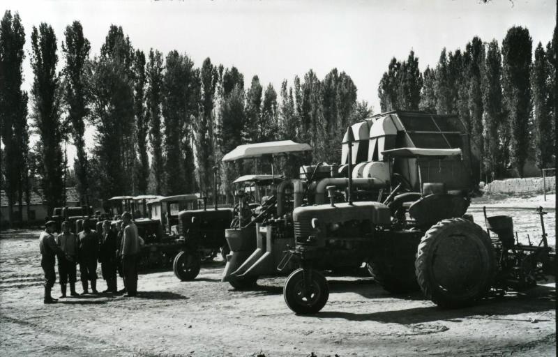 На машинном дворе колхоза, 1960 - 1965, Узбекская ССР