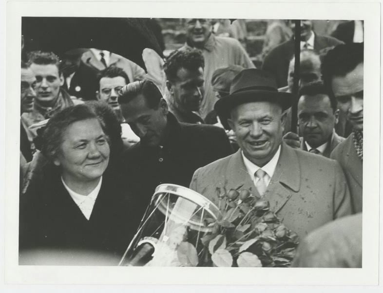 Жители г. Арля приветствуют Никиту и Нину Хрущевых, 1960-е, Франция, г. Арль. Выставка «Лидеры СССР за границей» с этой фотографией.