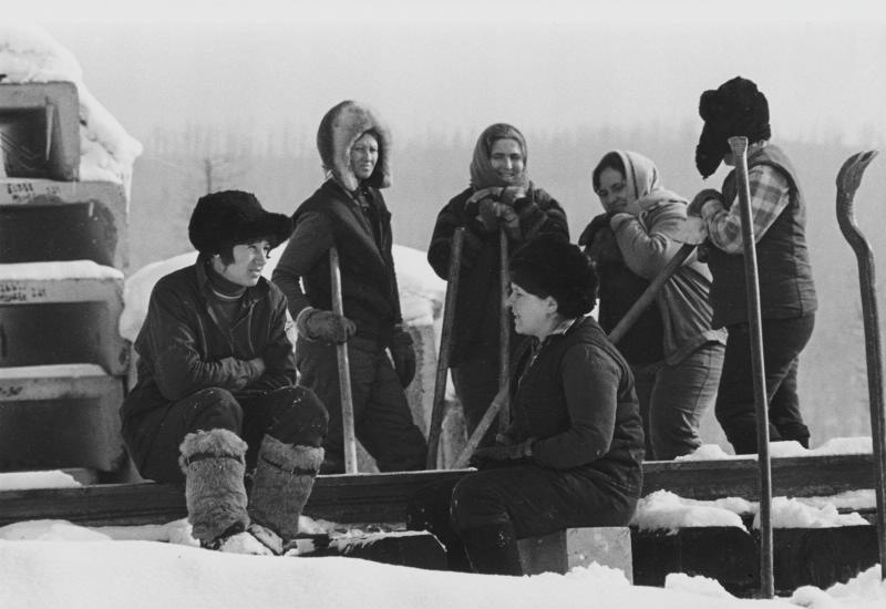 Женская бригада укладчиц пути, 1980 год. Выставка «Снова к делам» с этой фотографией.