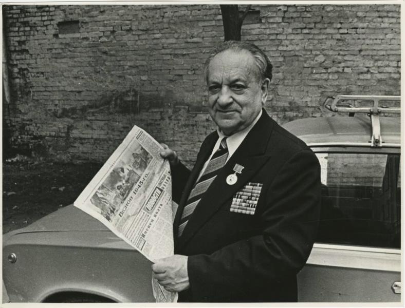 Виктор Темин с газетой у автомобиля, 1 января 1980 - 31 января 1987