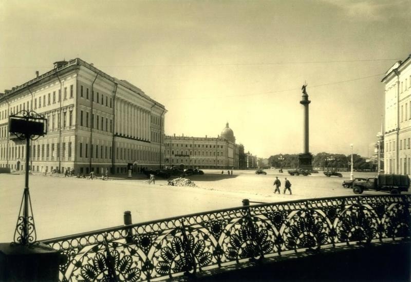 Вид на Дворцовую площадь от Певческого моста, 1946 - 1949, г. Ленинград. На горизонте - купол Исаакиевского собора.