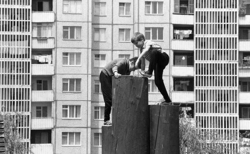 На детской площадке в новом районе, 1985 год, Украинская ССР, г. Херсон. Выставки&nbsp;«Возвращение в детство: игровые площадки СССР»,&nbsp;«На площадке» и «Игра длиной в полвека» с этой фотографией.